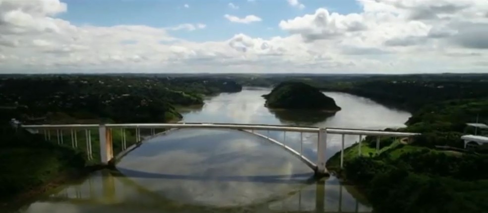 Ponte Internacional da Amizade recebe milhares de imigrantes e emigrantes todos os dias — Foto: RPC Foz do Iguaçu/Reprodução