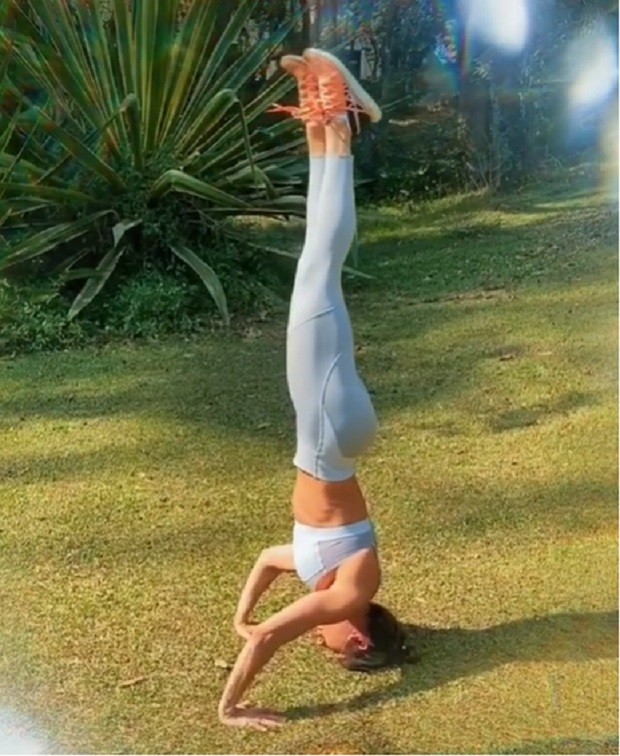Prática de yoga tem auxiliado Thais Bianca durante a quarentena (Foto: Reprodução/Instagram)