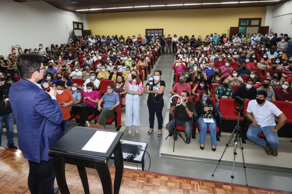 Governador Gladson Cameli anunciou abono de R$ 16,6 mil a professores do Acre — Foto: Marcos Vicentti/Secom