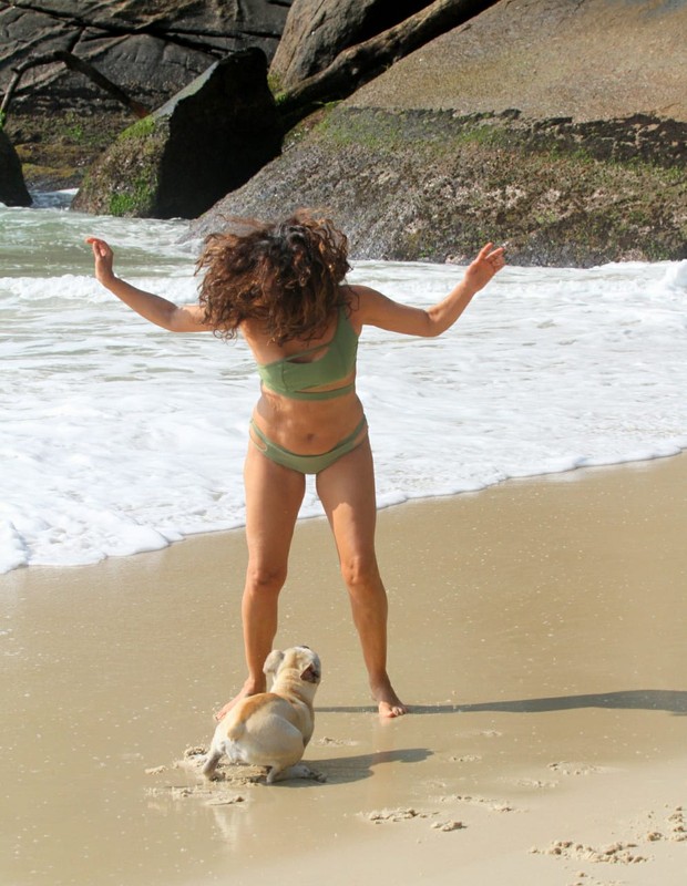 Giovanna Gold aproveita dia em praia carioca (Foto: Daniel Delmiro/AgNews)