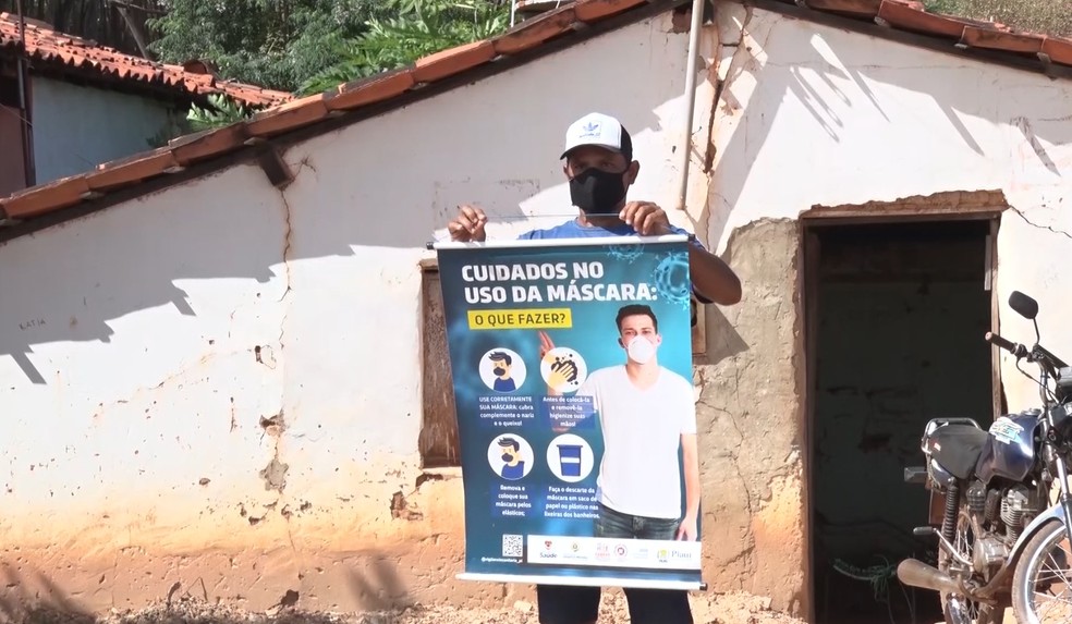 Romário Vieira de Sá também foi multado. Sem condições de pagar o valor, optou pela pena alternativa de segurar o cartaz. — Foto: Reprodução/TV Clube