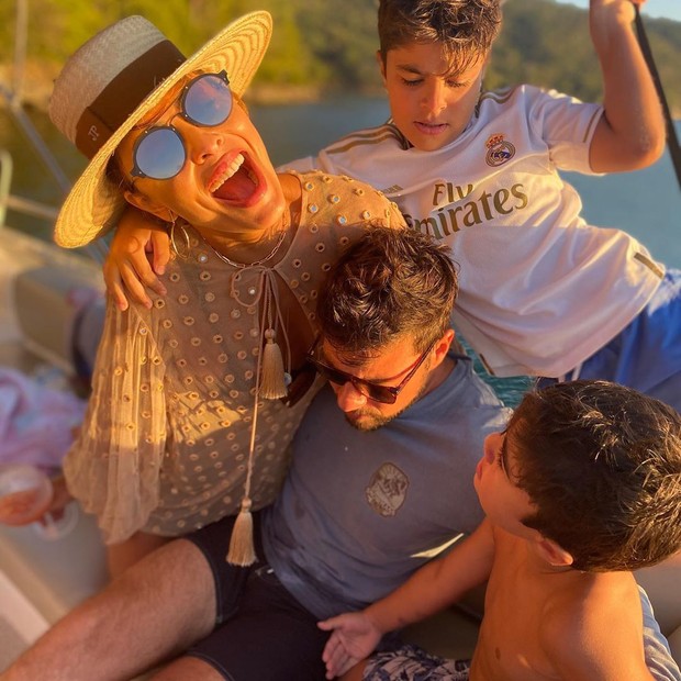 Juliana Paes com a família (Foto: Reprodução/Instagram)