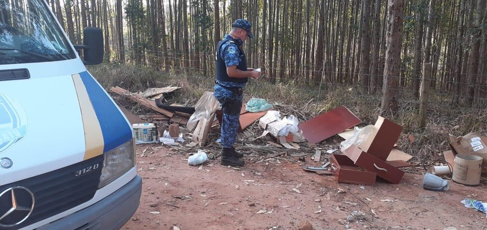 Morador é obrigado a recolher lixo que descartou em terreno e pagar multa de R$ 600 em Botucatu — Foto: Guarda Civil Municipal/Divulgação