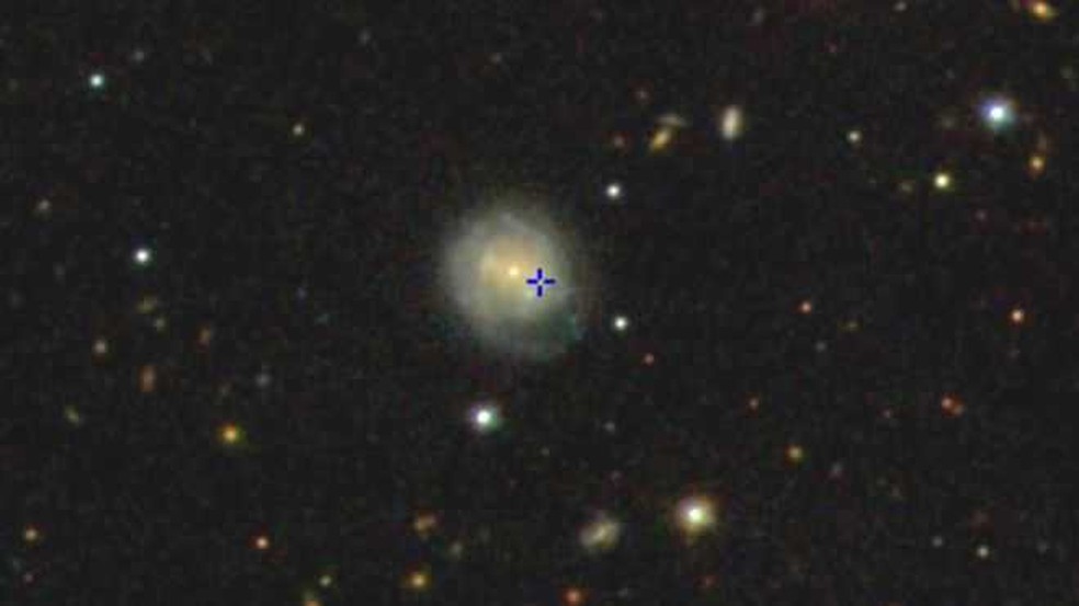 Imagem capturada em junho de 2018 por telescópios no Havaí mostra uma anomalia na estrela The Cow - ou AT2018cow, que pode ter dado origem a um novo buraco negro a 200 milhões de anos-luz da Terra — Foto: Sloan Digital Sky Survey