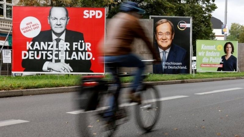 Cartazes de propaganda eleitoral na Alemanha: social-democrata Olaf Scholz (no cartaz vermelho) é favorito no pleito do dia 26 (Foto: Reuters via BBC News Brasil)