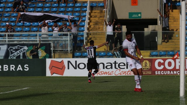 Rafael Sóbis comemora o gol contra o Atlético-CE