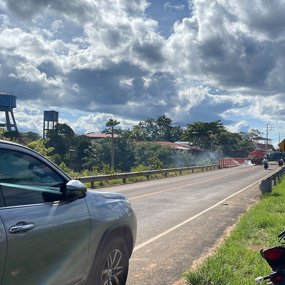 Grupo de brasileiros está parado na estrada a 100 quilômetros de Assis Brasil, cidade acreana — Foto: Arquivo pessoal/Cristian Delgado