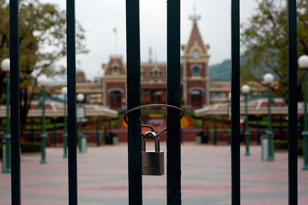 Portão trancado no parque temático da Disney em Hong Kong — Foto: Tyrone Siu/Reuters