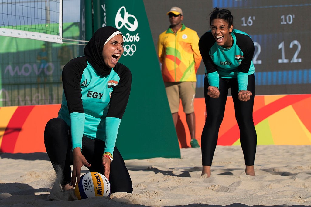 De calça e mangas compridas, dupla do Egito é a primeira do país a disputar vôlei de praia nas Olimpíadas (Foto: Getty Images)