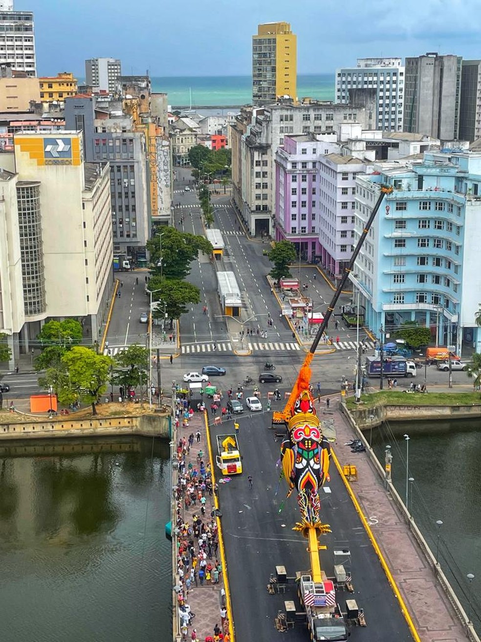 Montagem do galo gigante na Ponte Duarte Coelho, no Recife — Foto: Leo Caldas/Titular Fotografia