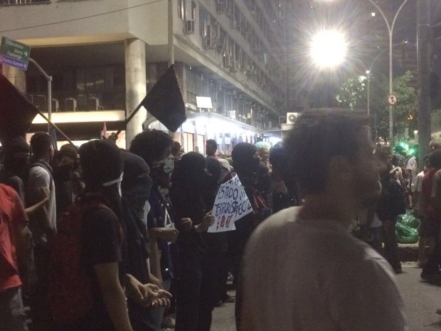 Mascarados acompanham manifestação no Centro do Rio (Foto: G1)
