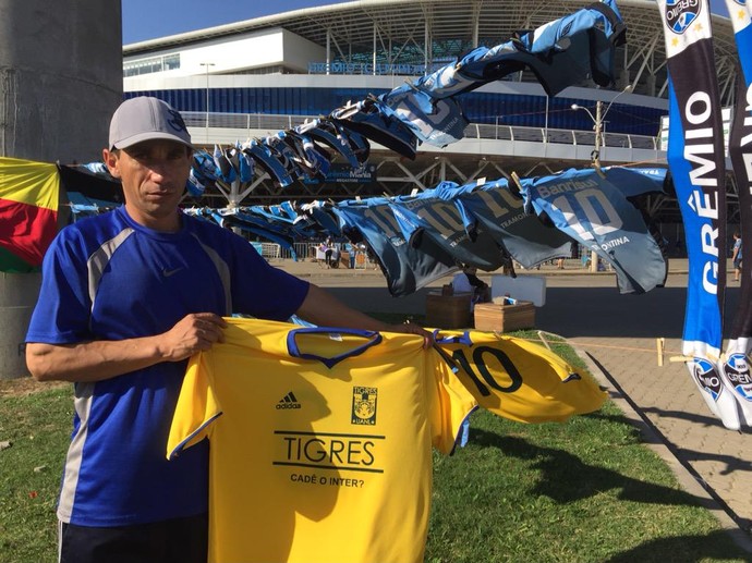 Gremistas aproveitam Gre-Nal e levam camisas do Tigres para alfinetar o Inter