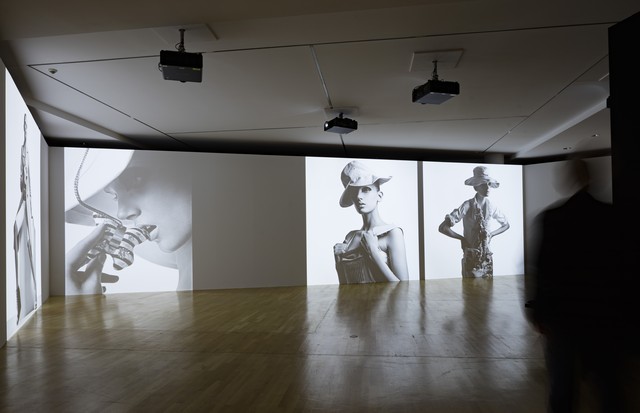 Vintage Jil Sander looks in one of the many film and photographic installations at the exhibition, "Jil Sander. Present Tense", in Frankfurt (Foto: MUSEUM ANGEWANDTE KUNST)