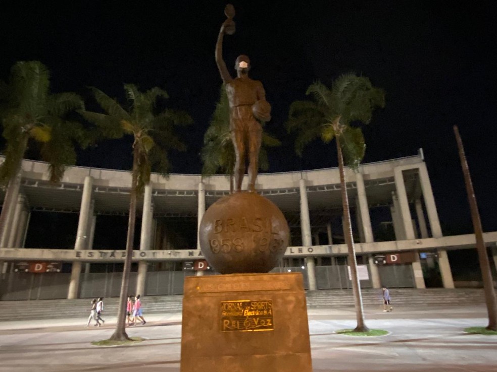 Estátua do Bellini no Maracanã, Bangu x Flamengo — Foto: Marcelo Baltar / GloboEsporte.com