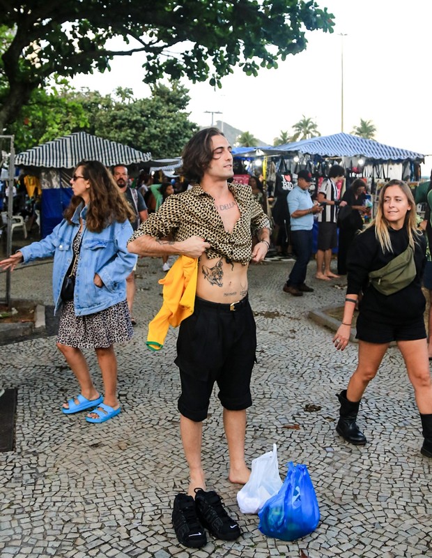 Banda Måneskin faz compras na feira de Copacabana (Foto: Victor Chapetta/AgNews)