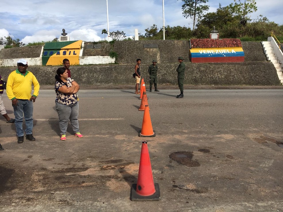 Guardas venezuelanos fecharam e fazem a segurança na fronteira com o Brasil na manhã deste sábado (19), vespera das eleições no país governado por Nicolás Maduro (Foto: Emily Costa/G1 RR)