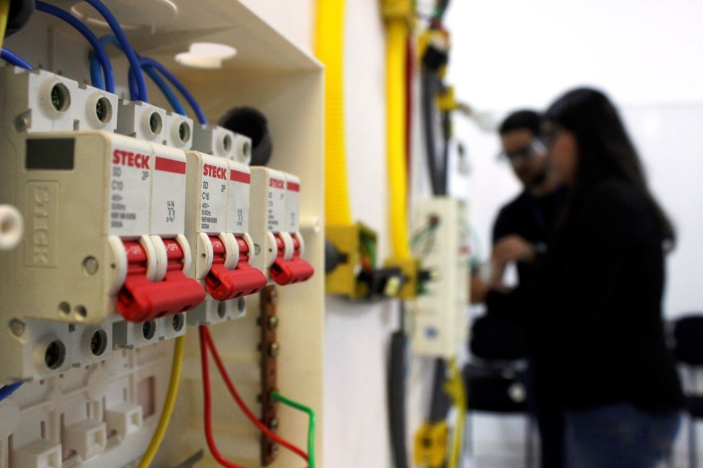 Cursos de eletricista, por exemplo, podem ter as aulas práticas retomadas a partir da autorização dada por meio do decreto estadual — Foto: Prefeitura de Jundiaí/Divulgação