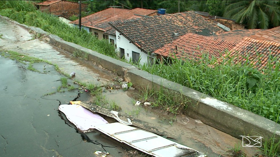 Rachaduras tomam conta da via que dá acesso ao bairro Sacavém em São Luís. (Foto: Reprodução/TV Mirante)