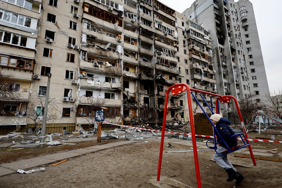 Prédio residencial em Kiev atingido depois do começo da invasão da Ucrânia pela Rússia, em 25 de fevereiro de 2022 — Foto: Umit Bektas/Reuters