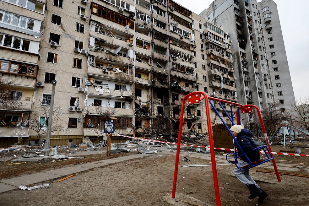 Prdio residencial em Kiev atingido depois do comeo da invaso da Ucrnia pela Rssia, em 25 de fevereiro de 2022  Foto: Umit Bektas/Reuters