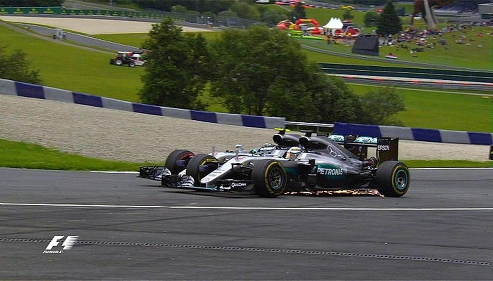 Lewis Hamilton e Nico Rosberg se tocam na Áustria — Foto: Reprodução / TV Globo