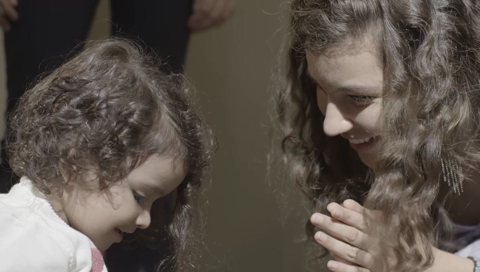 Rita (Alanis Guillen) brinca com a filha em 'Malhação - Toda Forma de Amar' — Foto: Globo