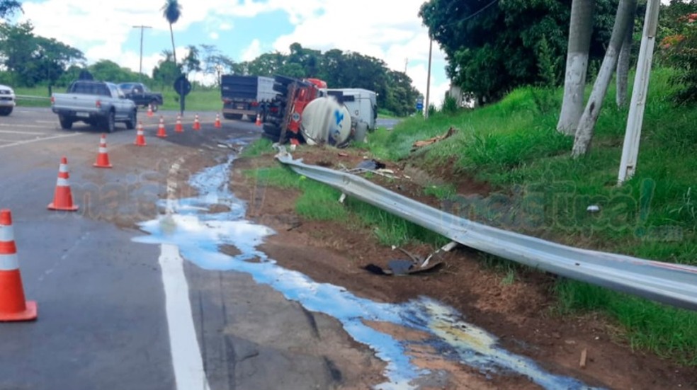 Caminhão que tombou em Herculândia transportava leite; carga e o combustível vazaram no acidente  — Foto: Portal Mais Tupã/ Divulgação