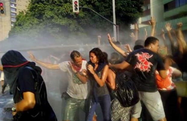 Manifestantes relataram terem sido atingidos por água de esgoto Goiás, Goiânia (Foto: Reprodução/Arquivo Pessoal)