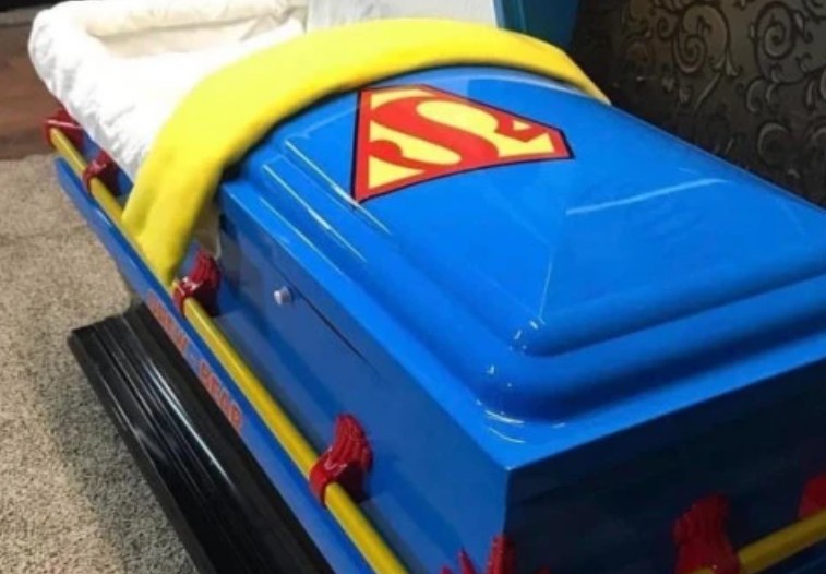 Caixão foi pintado com o tema Super-Homem (Foto: Reprodução/Metro)