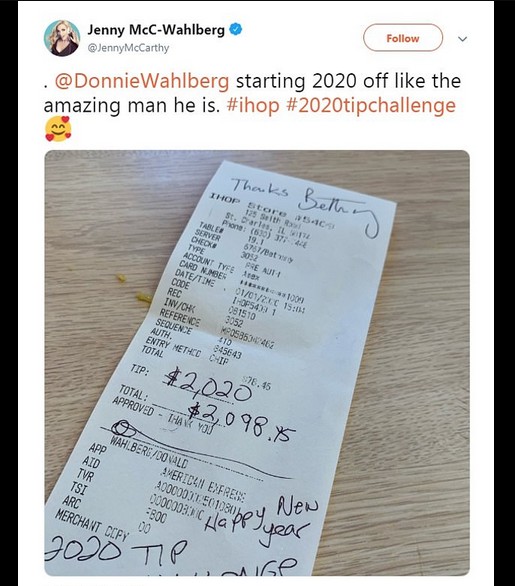 O post da esposa do ator e músico Donnie Wahlberg revelando a gorjeta generosa paga pelo marido (Foto: Twitter)