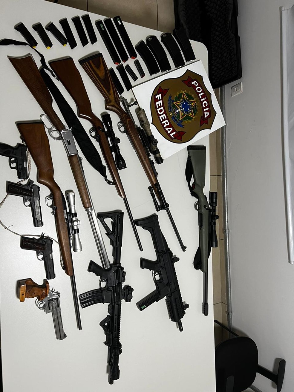 Armas apreendidas pela Polícia Federal durante operação contra organizadores de atos antidemocráticos — Foto: Polícia Federal