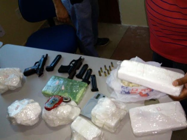 Drogas e armas foram apreendidas na casa de uma mulher em Cajazeiras (Foto: Divulgação/Secom-PB)