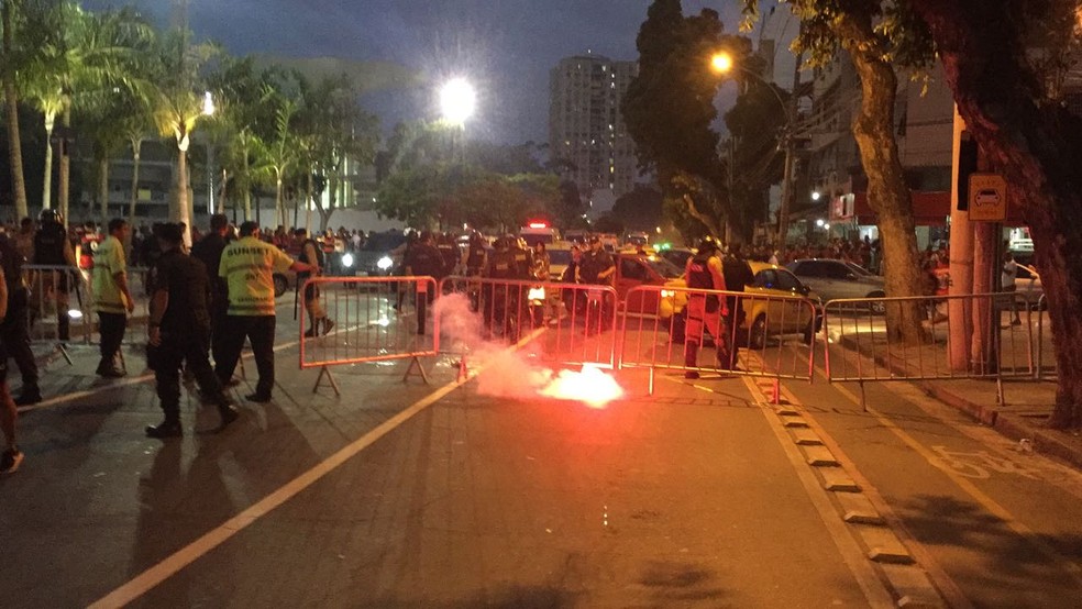 Bomba lançada entre as torcidas de Flamengo e Independiente do lado de fora do Maracanã (Foto: Raphael Zarko / GloboEsporte.com)