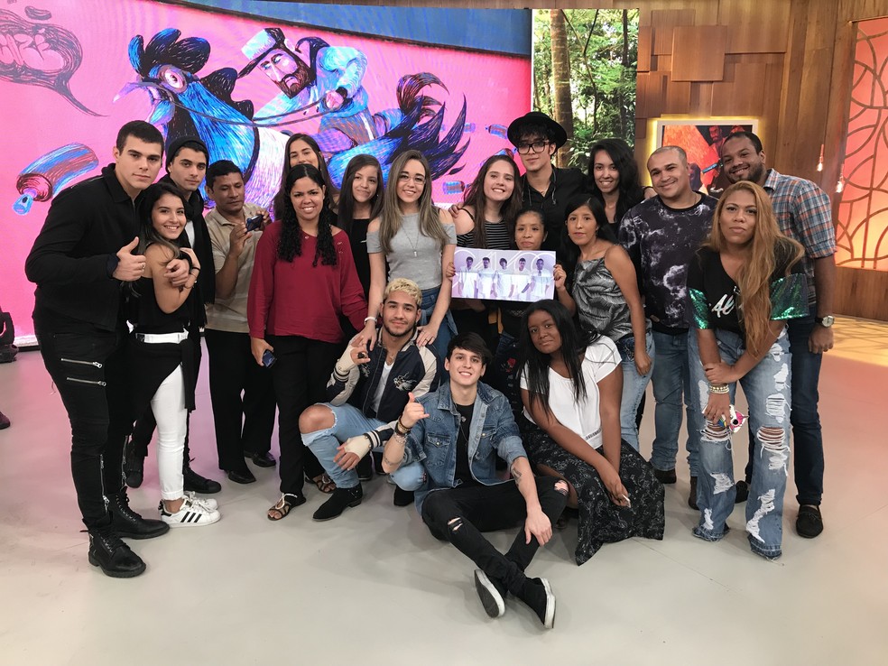 CNCO fazendo a alegria das fãs no 'Encontro' (Foto: Sonia Schneiders/Gshow)