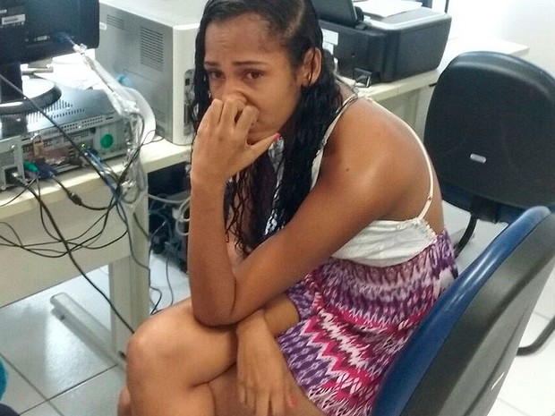 Daiane Oliveira, amante de empresário da Telexfree morto na Bahia, foi presa ao se apresentar na delegacia nesta segunda-feira (1°)  (Foto: Aldo Matos/Site Acorda Cidade.)
