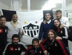 Jogadores do Estudiantes posam com bandeira do Atlético-MG (Foto: Reprodução / Internet)