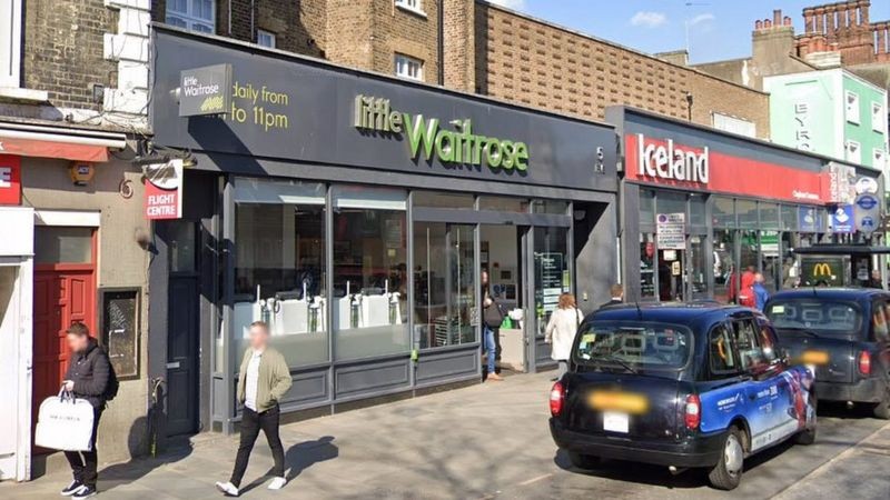 A dupla comprou a raspadinha premiada no supermercado Waitrose em Clapham Common (Foto: Google via BBC News)