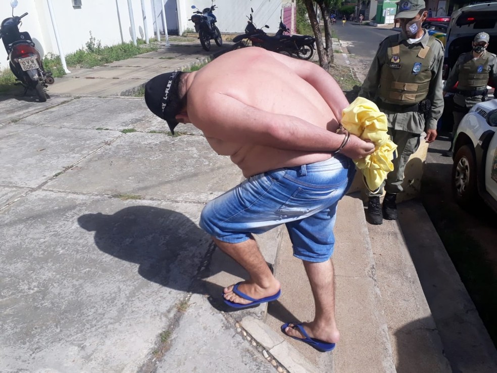 Suspeito de atirar contra casa de tias é preso com mais de 20 armas em sua residência no Piauí — Foto: Divulgação/PM