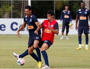 Leandro Guerreiro e Ricardo Goulart disputam a bola (Foto: Washington Alves / Vipcomm)