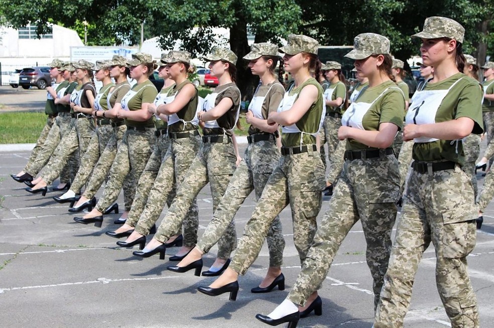 Mulheres do exército da Ucrânia marcham de sapatos altos — Foto: Ukrainian Defence ministry press-service / AFP