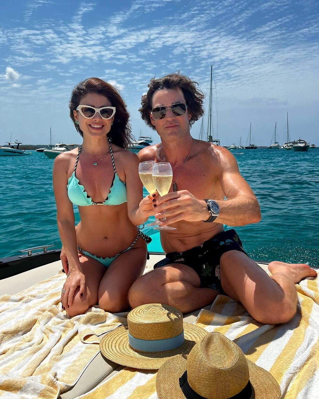 A cantora e Rony Cecconello posam em um passeio de barco (Foto: Reprodução Instagram)