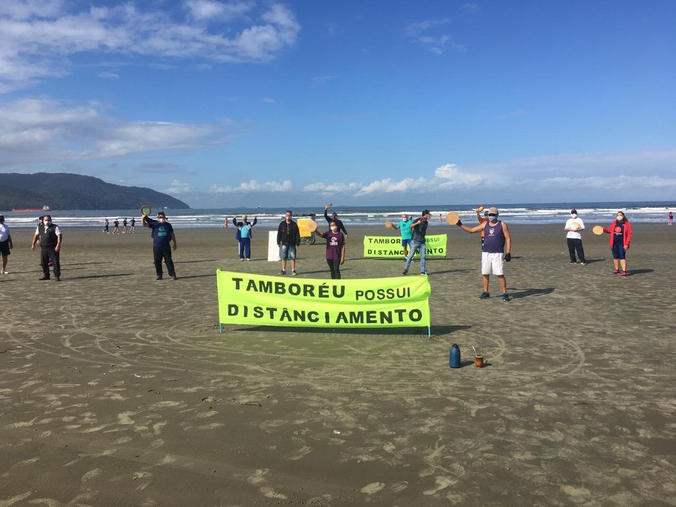 Jogadores de tamboréu pedem a liberação da prática nas praias de Santos — Foto: Eduardo Silva/G1