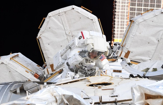 Anne McClain na missão espacial ontem, 25.03. (Foto: Instagram Anne McClain/ Reprodução)