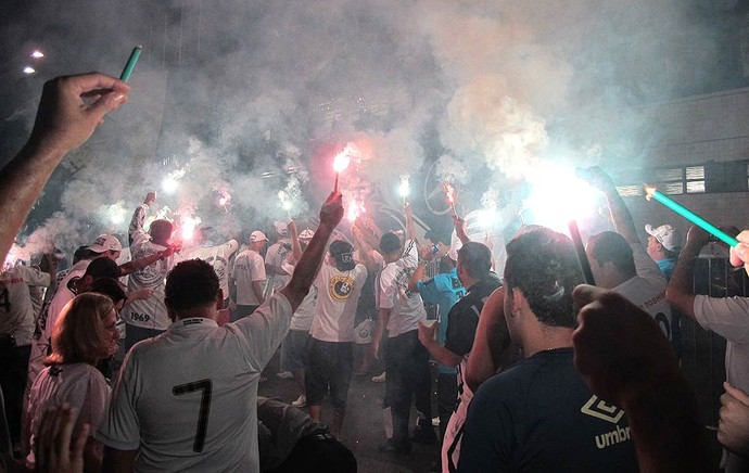 Santistas preparam 'corredor de fogo' para primeiro jogo em casa