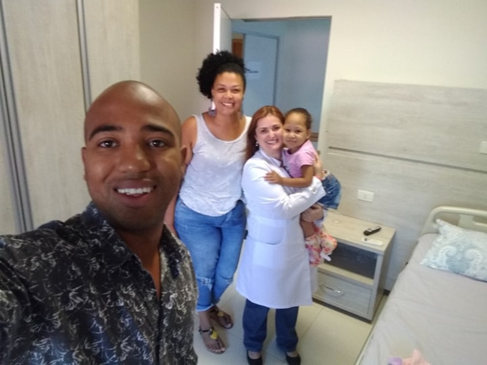 Lorena com os pais e a médica, dentro do hospital, no Paraguai — Foto: Arquivo Pessoal/Maria Carolina Camilo 