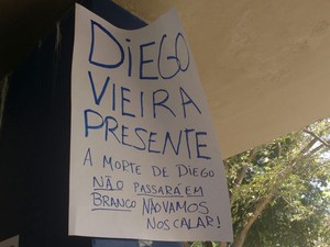 Cartaz de protesto pelo assassinato de Diego Machado fixado pelos alunos no campus do Fundão (Foto: Elisa Souza/G1)
