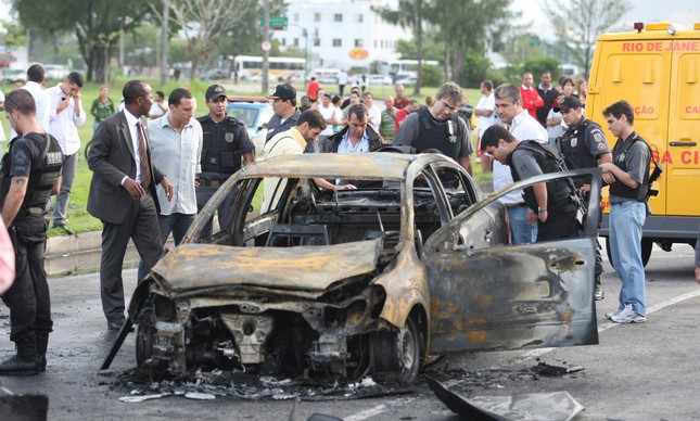Carro de Rogério de Andrade após explosão que matou seu filho, em 2010
