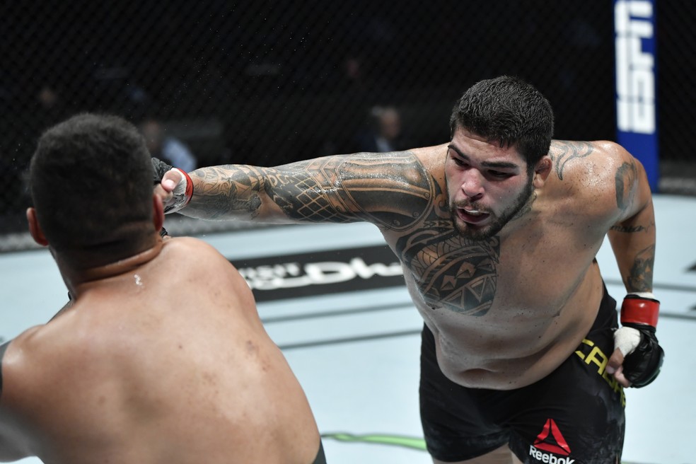 Carlos Boi venceu Justin Tafa por decisão dividida no UFC: Holloway x Kattar — Foto: Getty Images