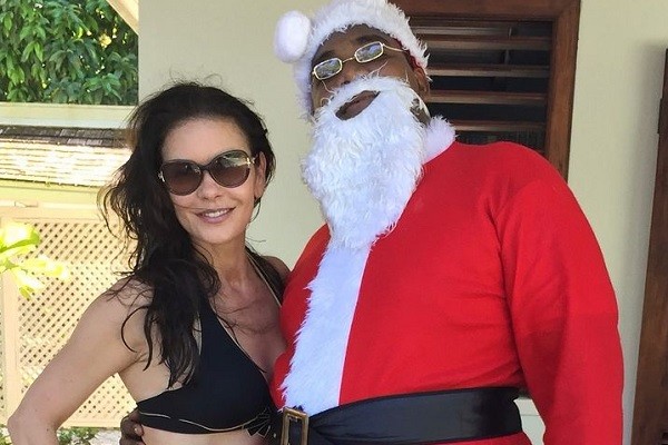 A atriz Catherine Zeta-Jones com um Papai Noel (Foto: Instagram)