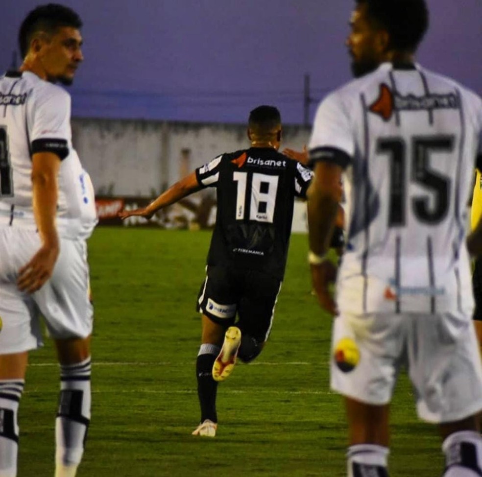 Jogadores do Botafogo-PB se olham enquanto o Treze comemora um dos gols no Clássico Tradição no Amigão — Foto: Ester Vasconcelos / Treze